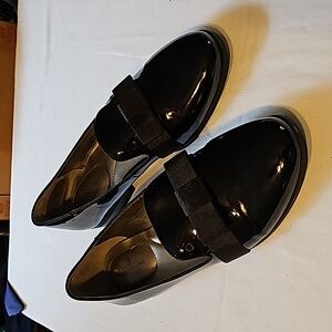 Bandolino Womans Paten Leather Flats with Ribbon Bow.  Size 8.5m.